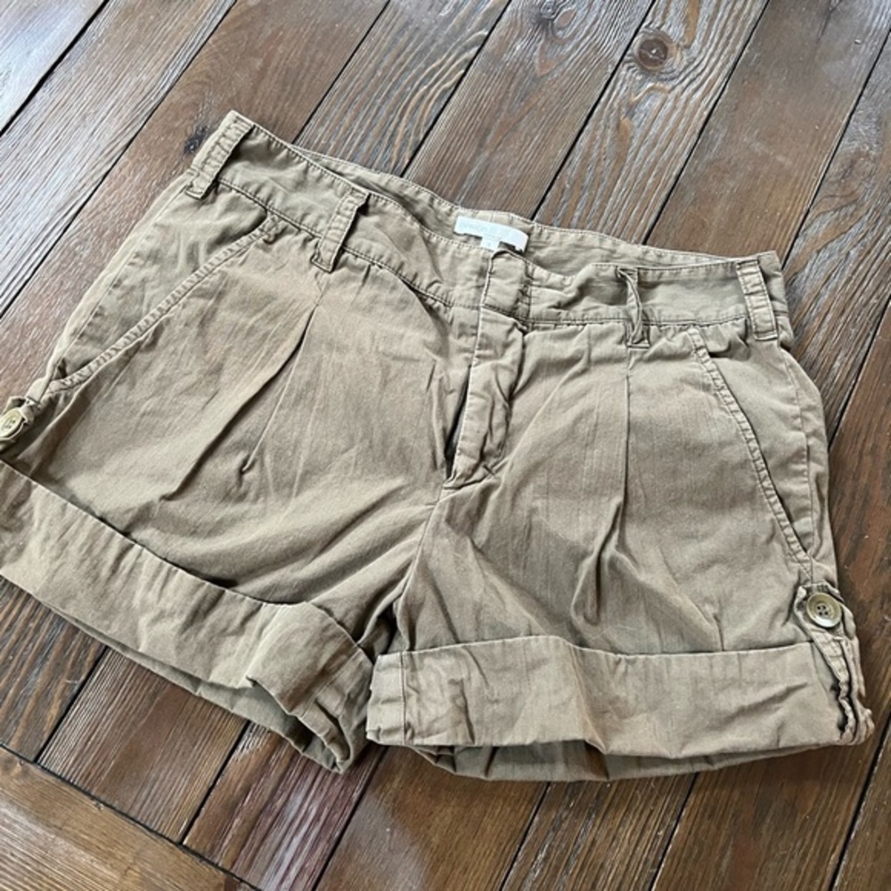 Vince cute army green cuffed shorts with back flap pockets SZ 4